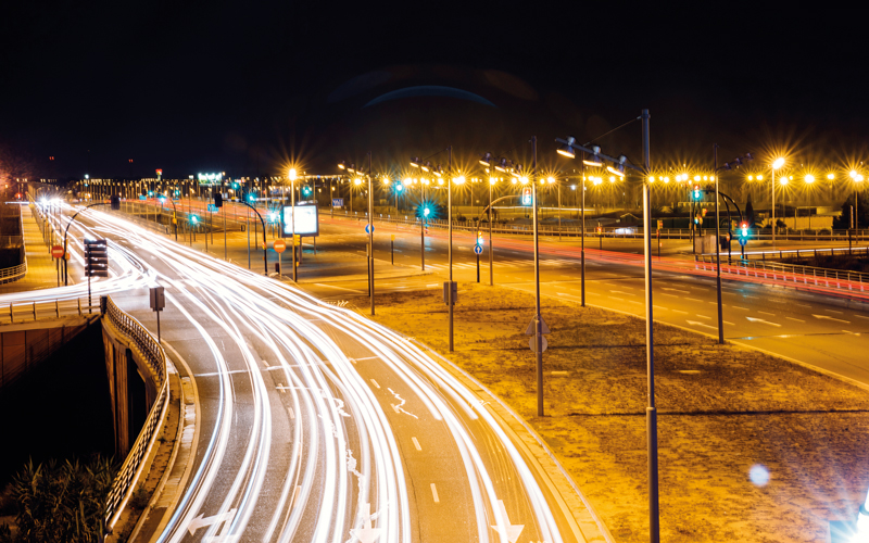 La estrategia Bogotá Capital Digital busca sumar a la ciudad a una tendencia global que transforma el alumbrado público en infraestructura inteligente. Foto freepik