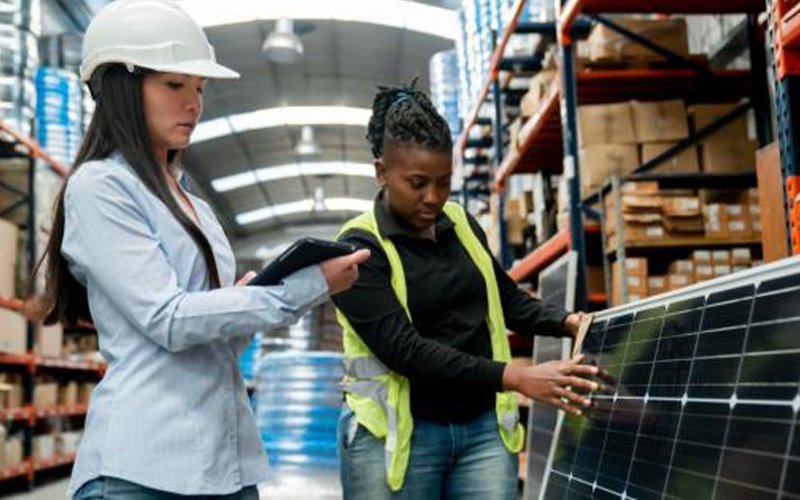 La participación de las mujeres en la fuerza laboral del sector de energía renovable se mantiene en el 32%