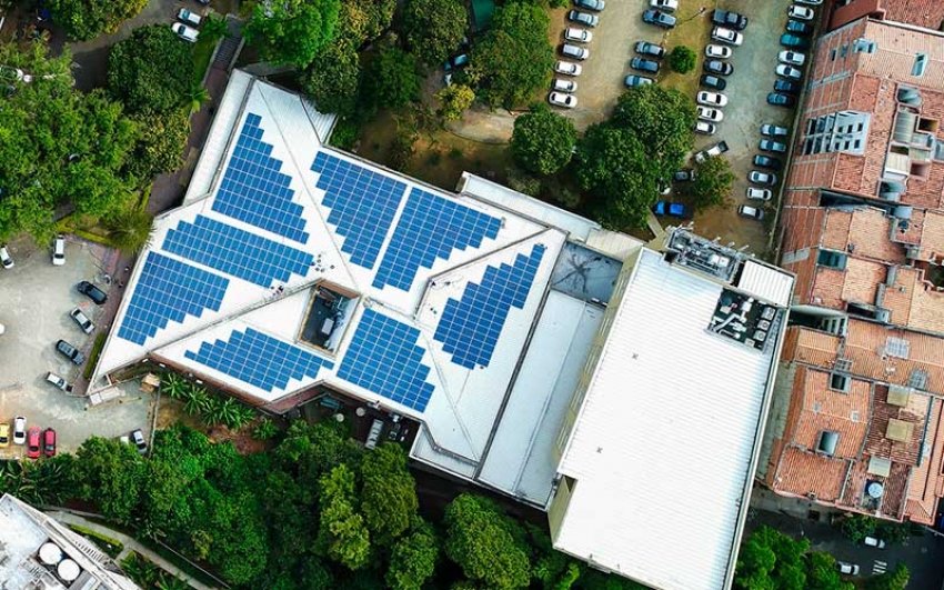 En Colombia, Universidad CES apuesta por las energías renovables con instalación de paneles solares en sus sedes