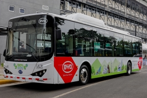 Panamá presenta análisis para incorporar buses eléctricos en transporte público.