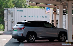 Carga de un vehículo de nueva energía en el Centro de Servicio Integrado de Vehículos de Nueva Energía de Jinmenhu en Tianjin, en el norte de China. (Xinhua / Li Ran)